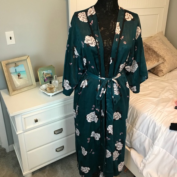 Other - 🌸Silk robe with flowers 🌸
